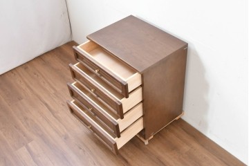中古　カリモク家具(karimoku)　丸い取っ手がアクセントの4段サイドチェスト　(R-086430)