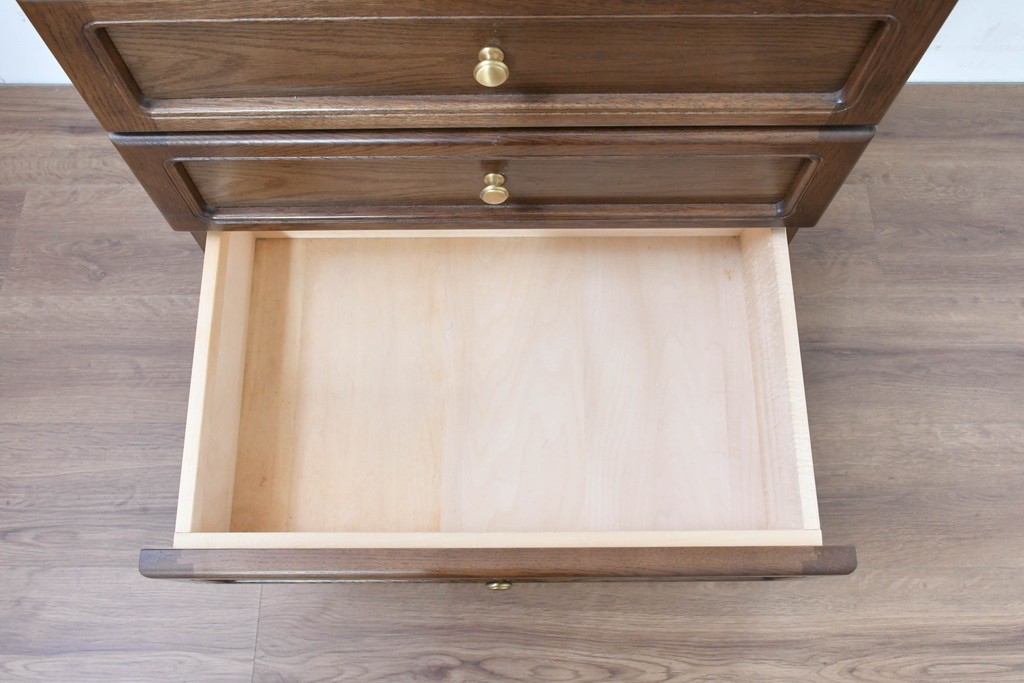 中古　カリモク家具(karimoku)　丸い取っ手がアクセントの4段サイドチェスト　(R-086430)