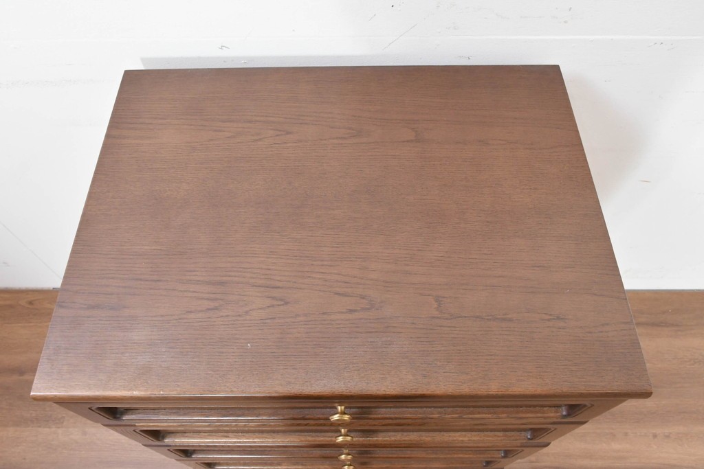 中古　カリモク家具(karimoku)　丸い取っ手がアクセントの4段サイドチェスト　(R-086430)