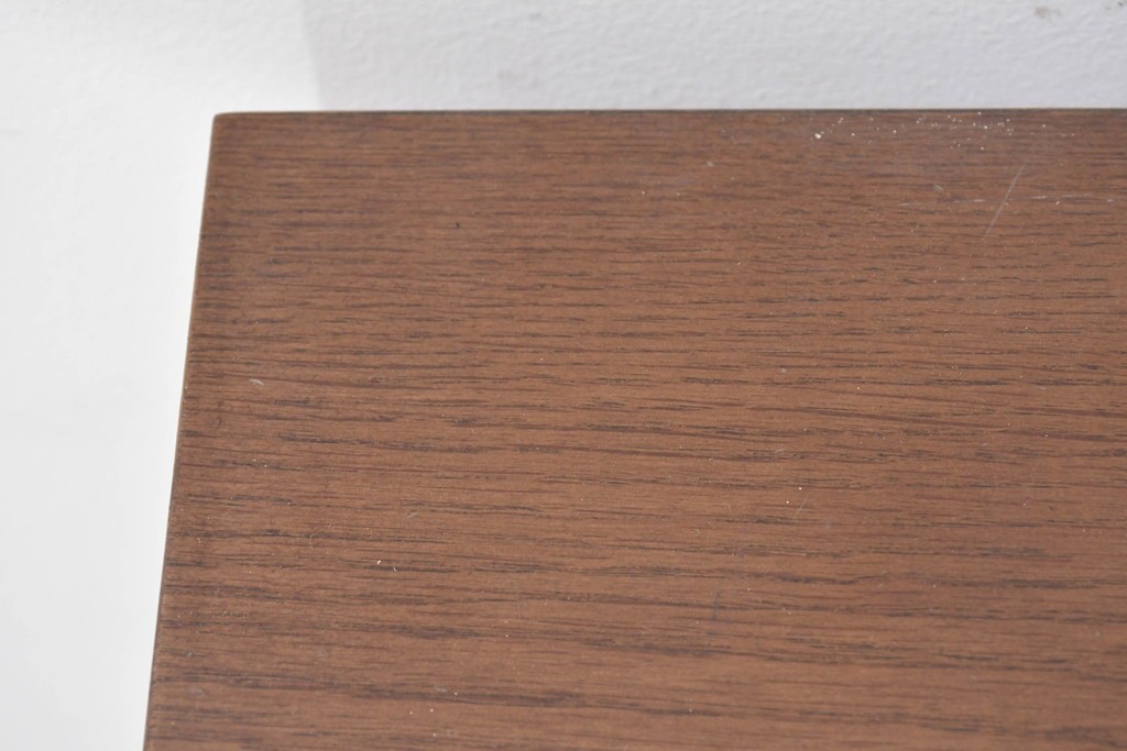 中古　カリモク家具(karimoku)　丸い取っ手がアクセントの4段サイドチェスト　(R-086430)