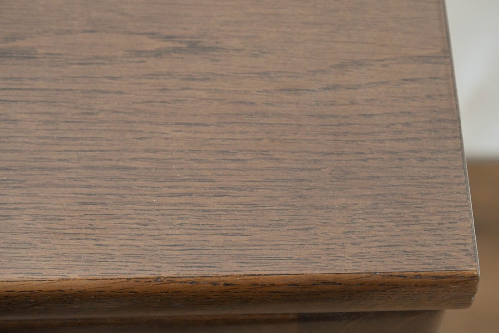 中古　カリモク家具(karimoku)　丸い取っ手がアクセントの4段サイドチェスト　(R-086430)