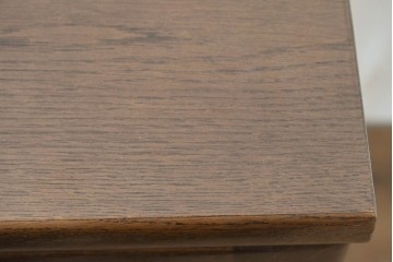 中古　カリモク家具(karimoku)　丸い取っ手がアクセントの4段サイドチェスト　(R-086430)