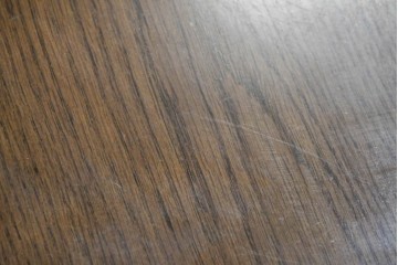 中古　カリモク家具(karimoku)　丸い取っ手がアクセントの4段サイドチェスト　(R-086430)