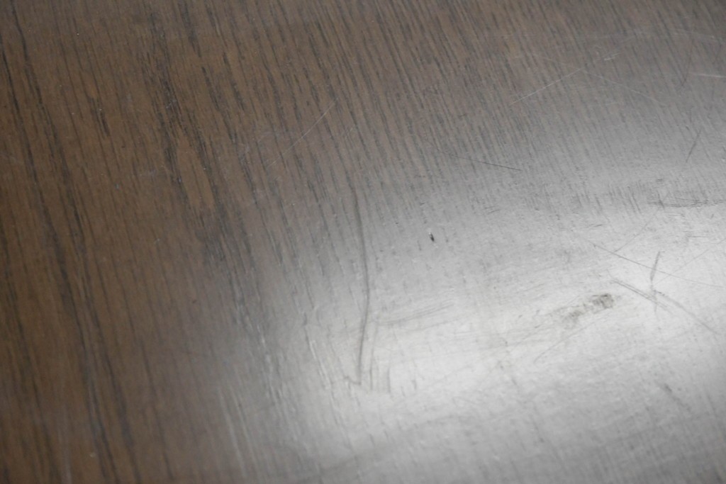 中古　カリモク家具(karimoku)　丸い取っ手がアクセントの4段サイドチェスト　(R-086430)