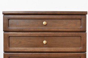 中古　カリモク家具(karimoku)　丸い取っ手がアクセントの4段サイドチェスト　(R-086430)