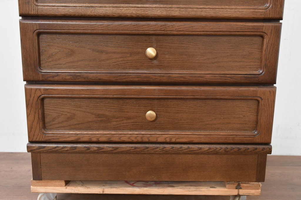 中古　カリモク家具(karimoku)　丸い取っ手がアクセントの4段サイドチェスト　(R-086430)