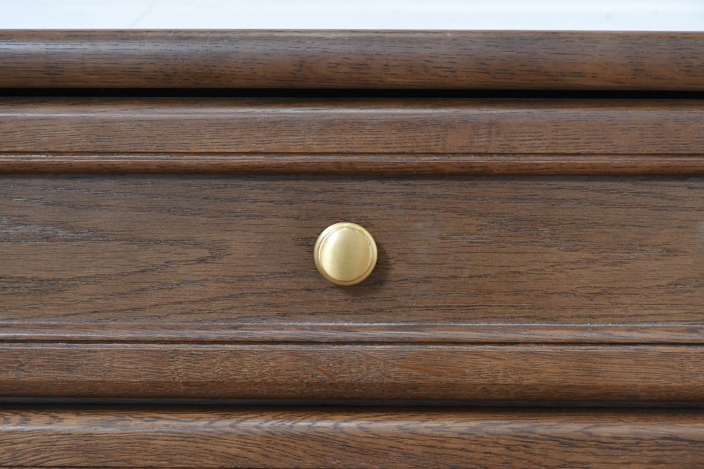 中古　カリモク家具(karimoku)　丸い取っ手がアクセントの4段サイドチェスト　(R-086430)