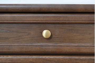 中古　カリモク家具(karimoku)　丸い取っ手がアクセントの4段サイドチェスト　(R-086430)