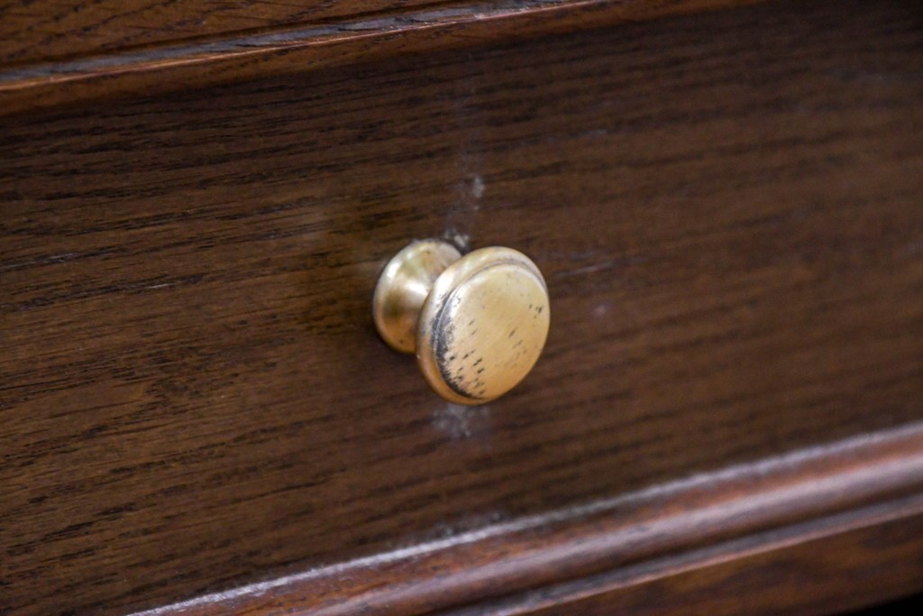 中古　カリモク家具(karimoku)　丸い取っ手がアクセントの4段サイドチェスト　(R-086430)