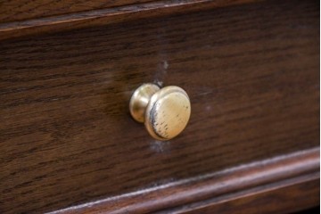 中古　カリモク家具(karimoku)　丸い取っ手がアクセントの4段サイドチェスト　(R-086430)