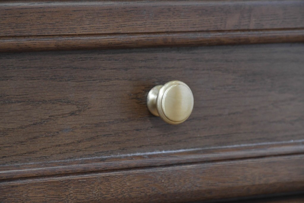 中古　カリモク家具(karimoku)　丸い取っ手がアクセントの4段サイドチェスト　(R-086430)