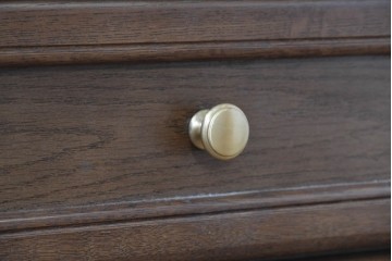 中古　カリモク家具(karimoku)　丸い取っ手がアクセントの4段サイドチェスト　(R-086430)