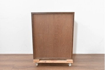 中古　カリモク家具(karimoku)　丸い取っ手がアクセントの4段サイドチェスト　(R-086430)