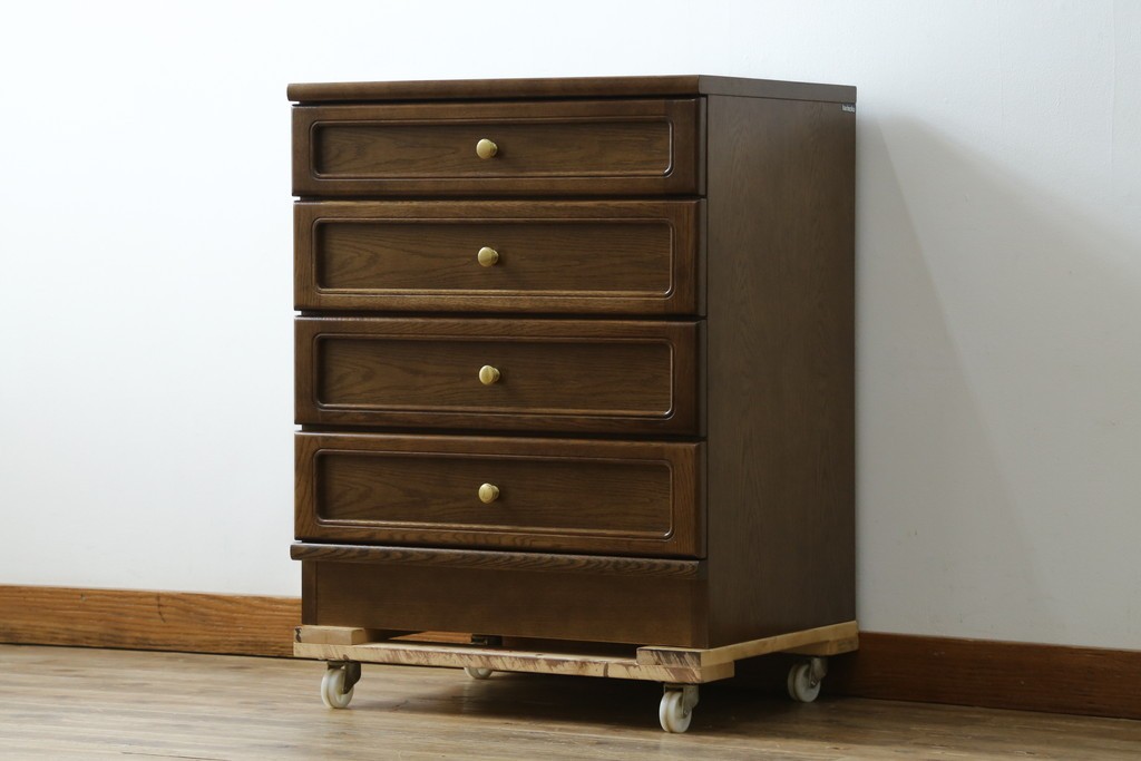 中古　カリモク家具(karimoku)　丸い取っ手がアクセントの4段サイドチェスト　(R-086430)