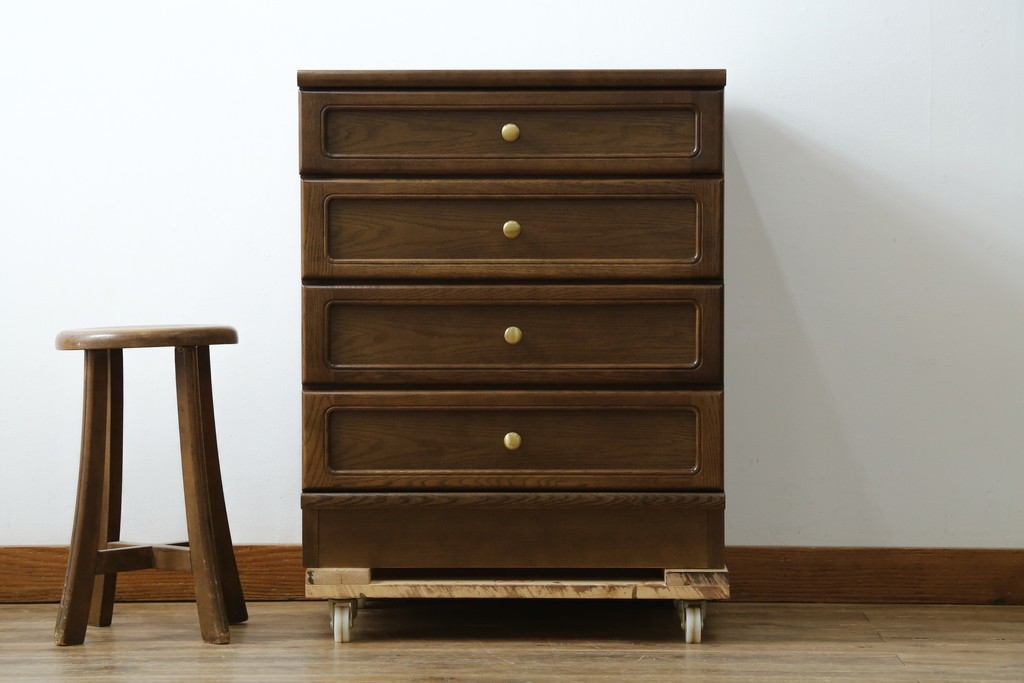 中古　カリモク家具(karimoku)　丸い取っ手がアクセントの4段サイドチェスト　(R-086430)