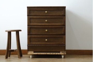 中古　カリモク家具(karimoku)　丸い取っ手がアクセントの4段サイドチェスト　(R-086430)