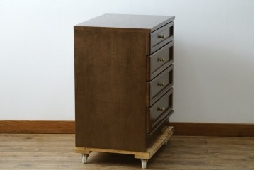 中古　カリモク家具(karimoku)　丸い取っ手がアクセントの4段サイドチェスト　(R-086430)