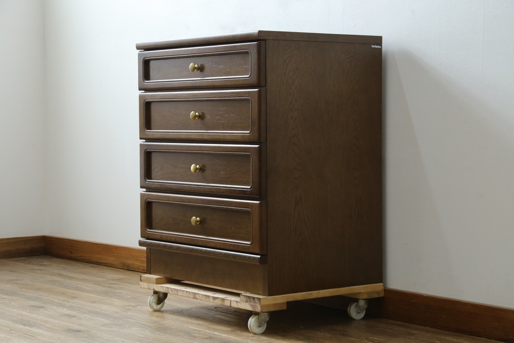 中古　カリモク家具(karimoku)　丸い取っ手がアクセントの4段サイドチェスト　(R-086430)