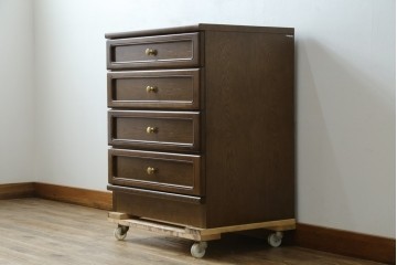 中古　カリモク家具(karimoku)　丸い取っ手がアクセントの4段サイドチェスト　(R-086430)