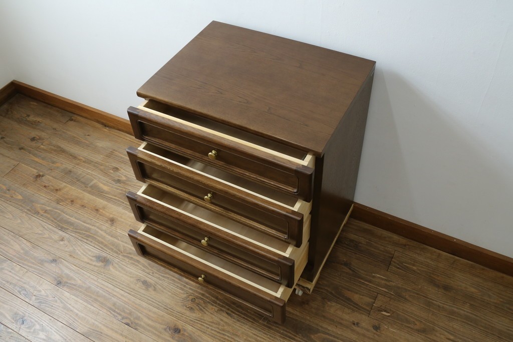 中古　カリモク家具(karimoku)　丸い取っ手がアクセントの4段サイドチェスト　(R-086430)