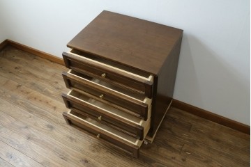 中古　カリモク家具(karimoku)　丸い取っ手がアクセントの4段サイドチェスト　(R-086430)