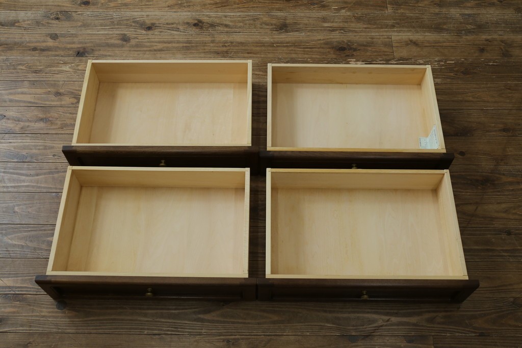 中古　カリモク家具(karimoku)　丸い取っ手がアクセントの4段サイドチェスト　(R-086430)