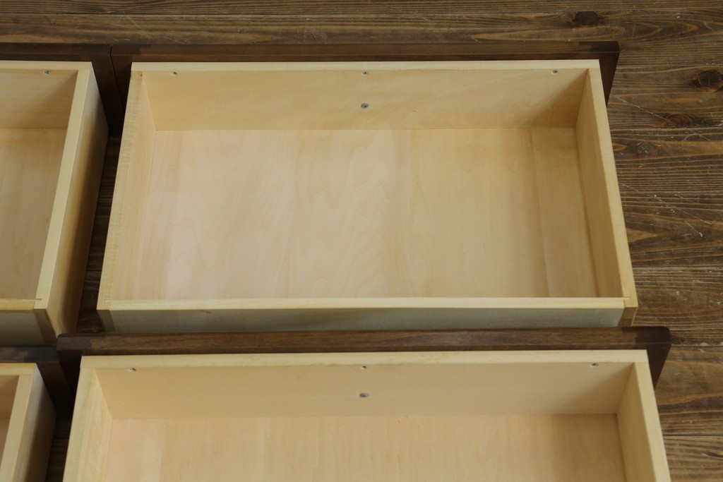 中古　カリモク家具(karimoku)　丸い取っ手がアクセントの4段サイドチェスト　(R-086430)