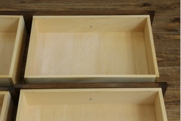 中古　カリモク家具(karimoku)　丸い取っ手がアクセントの4段サイドチェスト　(R-086430)