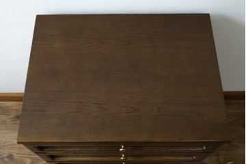 中古　カリモク家具(karimoku)　丸い取っ手がアクセントの4段サイドチェスト　(R-086430)