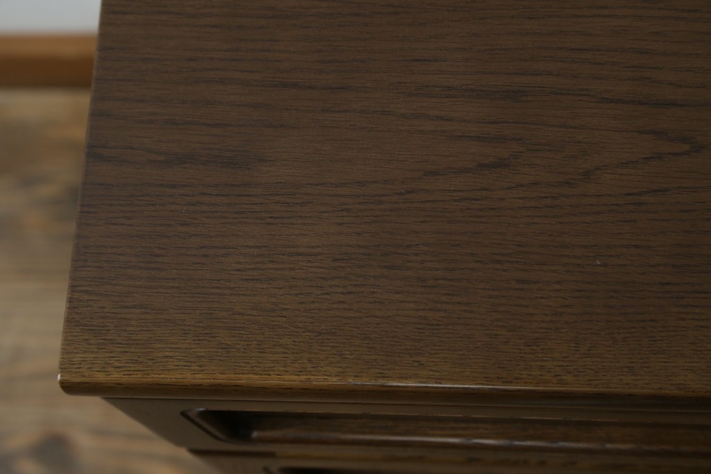 中古　カリモク家具(karimoku)　丸い取っ手がアクセントの4段サイドチェスト　(R-086430)