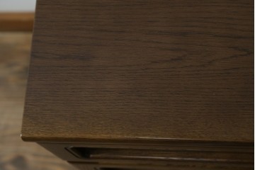 中古　カリモク家具(karimoku)　丸い取っ手がアクセントの4段サイドチェスト　(R-086430)