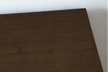 中古　カリモク家具(karimoku)　丸い取っ手がアクセントの4段サイドチェスト　(R-086430)