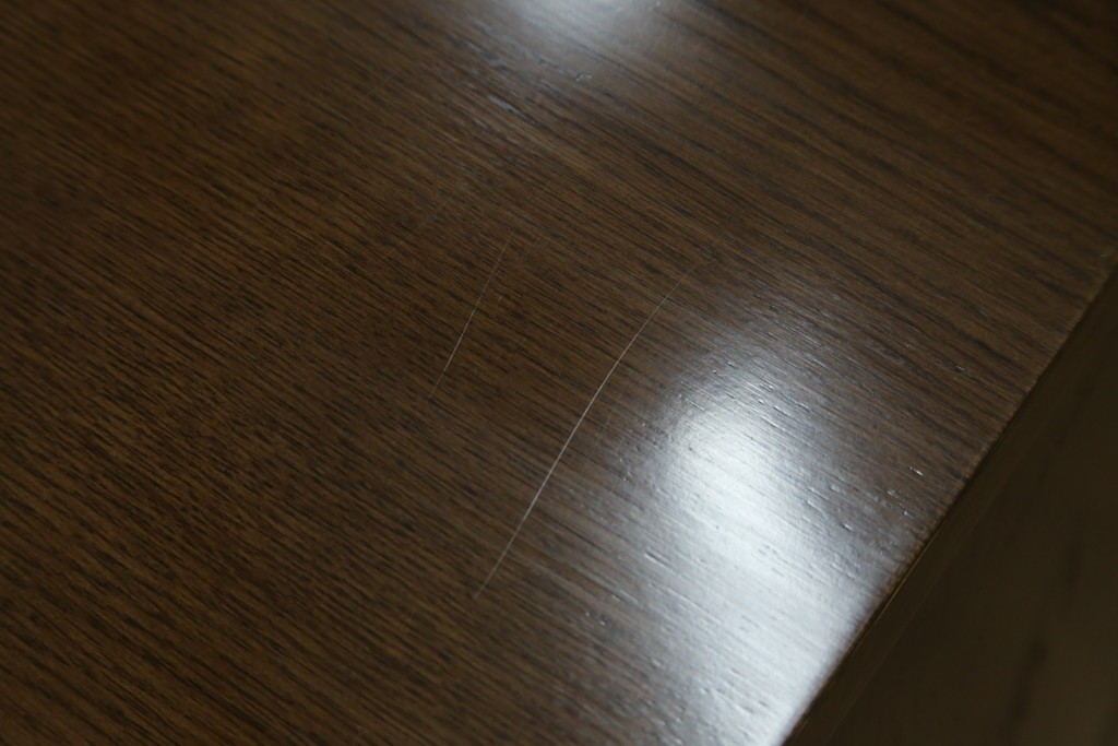 中古　カリモク家具(karimoku)　丸い取っ手がアクセントの4段サイドチェスト　(R-086430)