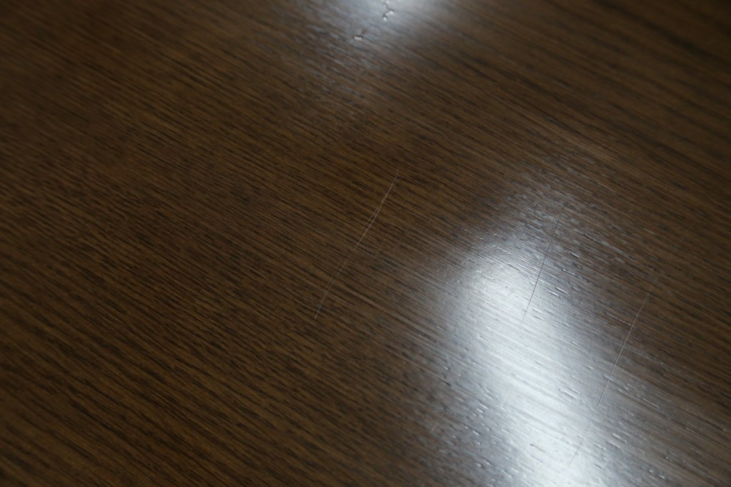 中古　カリモク家具(karimoku)　丸い取っ手がアクセントの4段サイドチェスト　(R-086430)