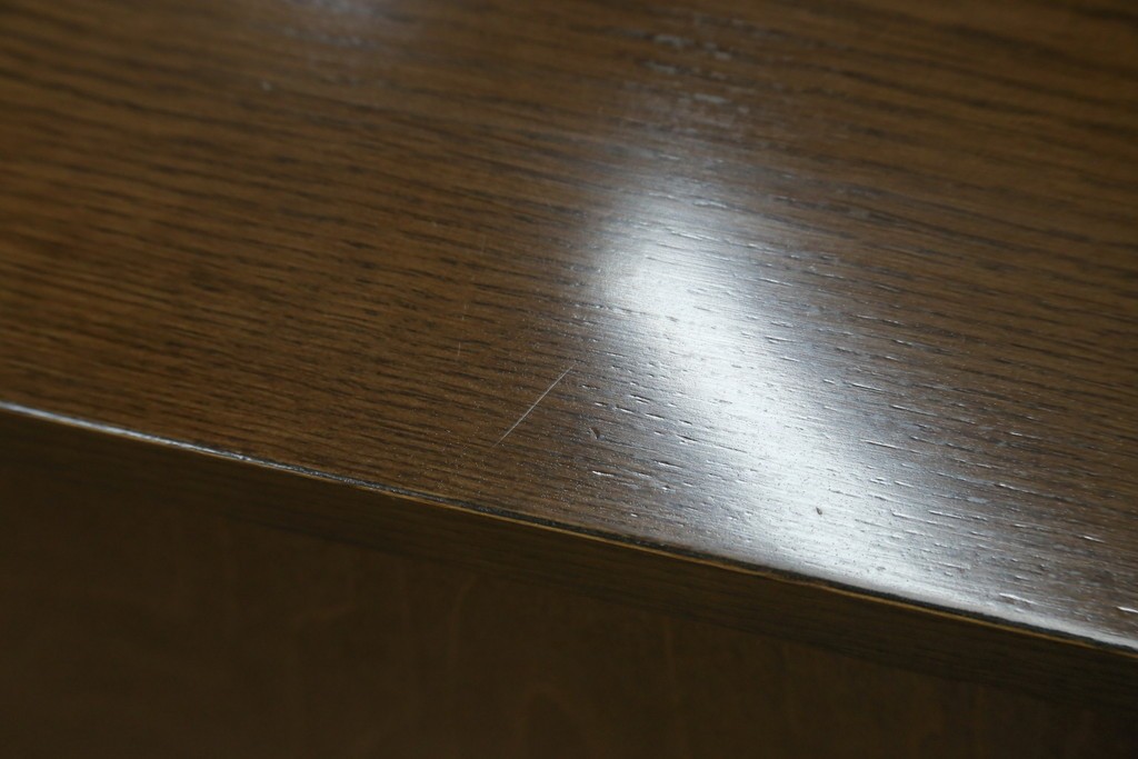 中古　カリモク家具(karimoku)　丸い取っ手がアクセントの4段サイドチェスト　(R-086430)