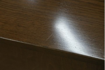 中古　カリモク家具(karimoku)　丸い取っ手がアクセントの4段サイドチェスト　(R-086430)