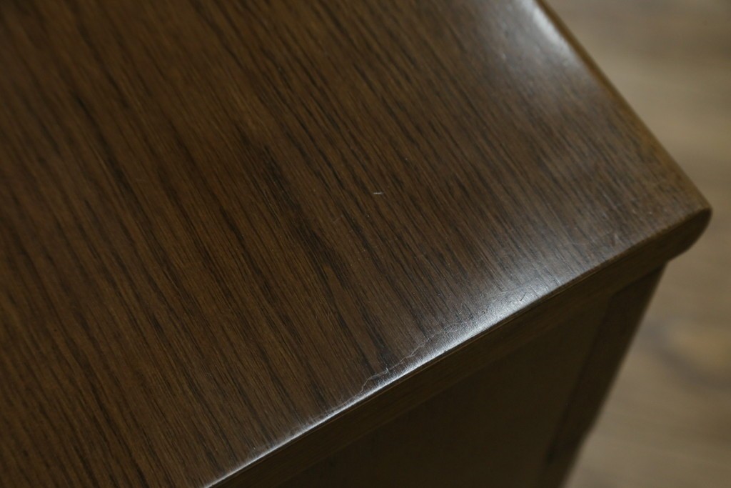 中古　カリモク家具(karimoku)　丸い取っ手がアクセントの4段サイドチェスト　(R-086430)