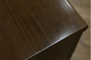 中古　カリモク家具(karimoku)　丸い取っ手がアクセントの4段サイドチェスト　(R-086430)