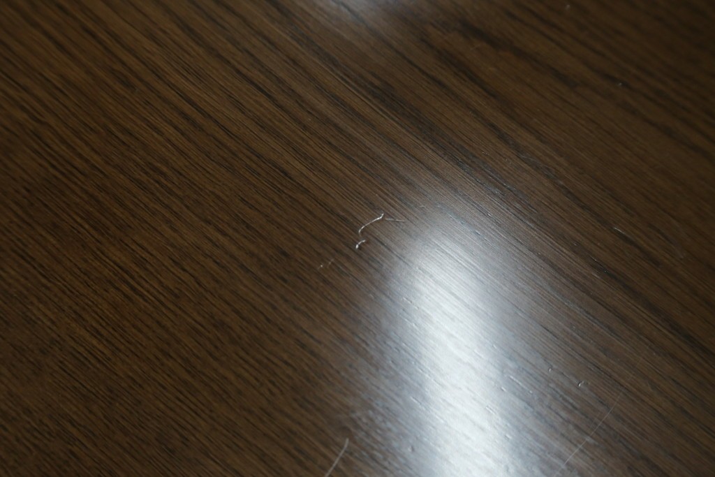 中古　カリモク家具(karimoku)　丸い取っ手がアクセントの4段サイドチェスト　(R-086430)