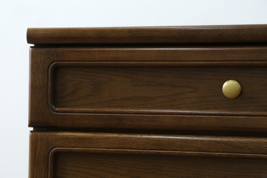 中古　カリモク家具(karimoku)　丸い取っ手がアクセントの4段サイドチェスト　(R-086430)