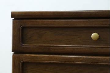 中古　カリモク家具(karimoku)　丸い取っ手がアクセントの4段サイドチェスト　(R-086430)