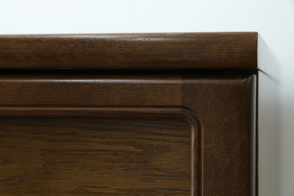 中古　カリモク家具(karimoku)　丸い取っ手がアクセントの4段サイドチェスト　(R-086430)