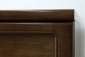 中古　カリモク家具(karimoku)　丸い取っ手がアクセントの4段サイドチェスト　(R-086430)