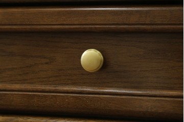 中古　カリモク家具(karimoku)　丸い取っ手がアクセントの4段サイドチェスト　(R-086430)