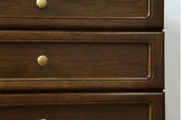 中古　カリモク家具(karimoku)　丸い取っ手がアクセントの4段サイドチェスト　(R-086430)