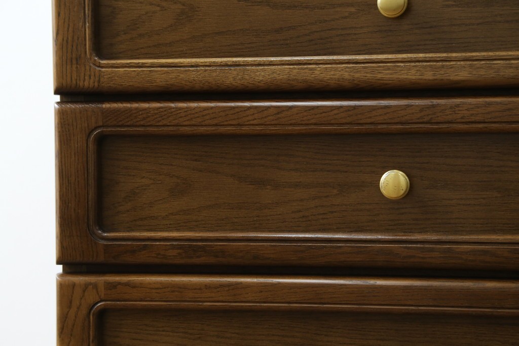 中古　カリモク家具(karimoku)　丸い取っ手がアクセントの4段サイドチェスト　(R-086430)