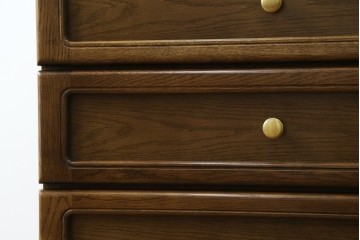 中古　カリモク家具(karimoku)　丸い取っ手がアクセントの4段サイドチェスト　(R-086430)