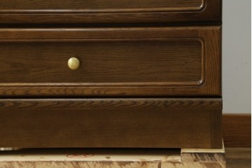 中古　カリモク家具(karimoku)　丸い取っ手がアクセントの4段サイドチェスト　(R-086430)