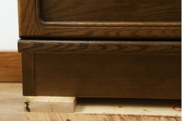 中古　カリモク家具(karimoku)　丸い取っ手がアクセントの4段サイドチェスト　(R-086430)