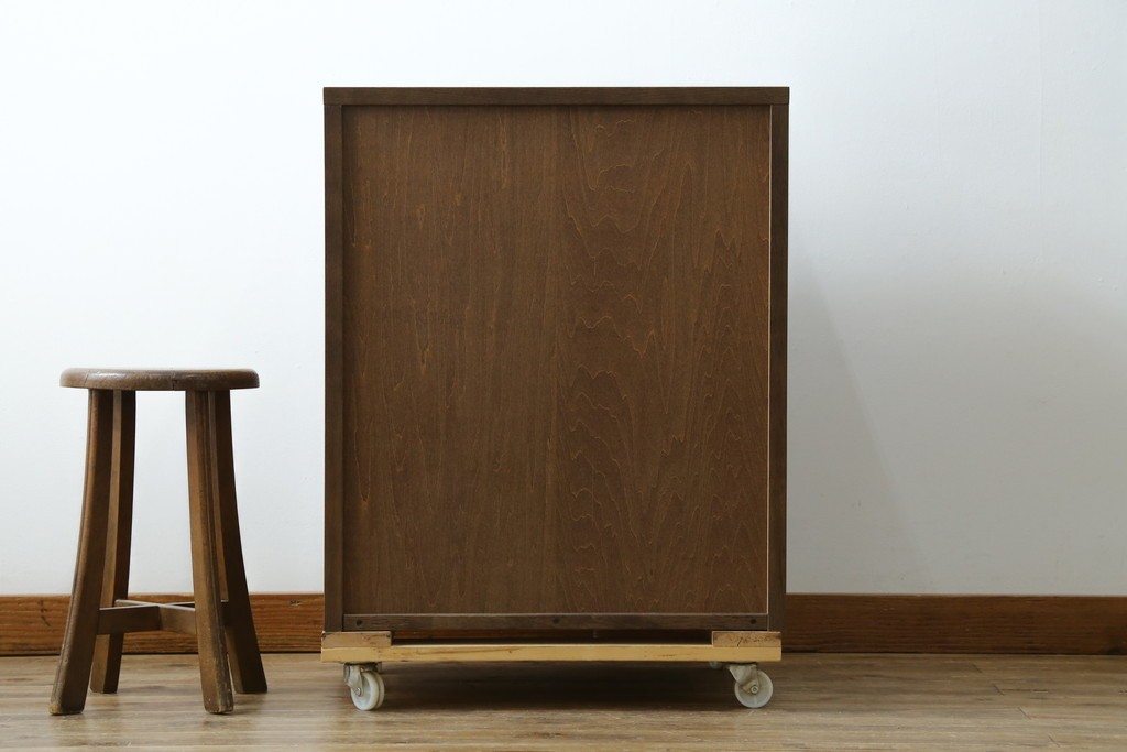 中古　カリモク家具(karimoku)　丸い取っ手がアクセントの4段サイドチェスト　(R-086430)